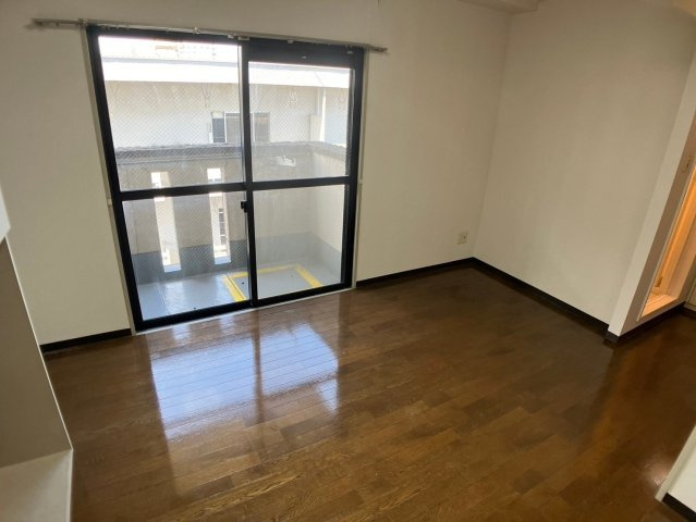 ロフティ岡田の洋室