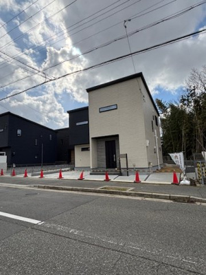 【前面道路含む現地写真】 | 神戸市西区伊川谷町有瀬　新築戸建1号棟　仲介手数料無料！ | 外観もきれいです