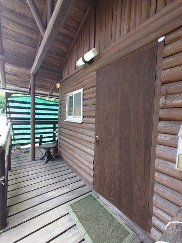 ◆緑豊かな住環境◆畑や栗の木のある広い約１００坪の敷地◆平家建◆駐車スペースあり◆京丹波町中台土橋の玄関|玄関ウッドデッキ