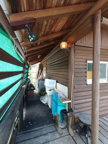 ◆緑豊かな住環境◆畑や栗の木のある広い約１００坪の敷地◆平家建◆駐車スペースあり◆京丹波町中台土橋の玄関|玄関ウッドデッキ