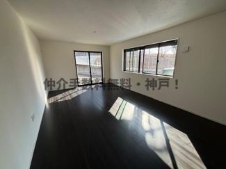 【居間・リビング】 | 神戸市垂水区舞子坂3丁目　新築戸建　仲介手数料無料！ | こちらの居間で趣味の時間をお楽しみください