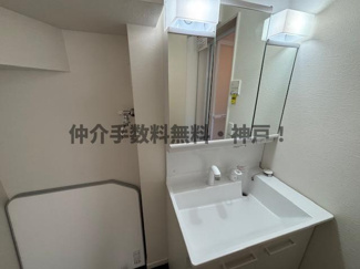 【独立洗面台】 | 神戸市垂水区舞子坂3丁目　新築戸建　仲介手数料無料！ | 独立洗面台、小物を置くことができて便利です