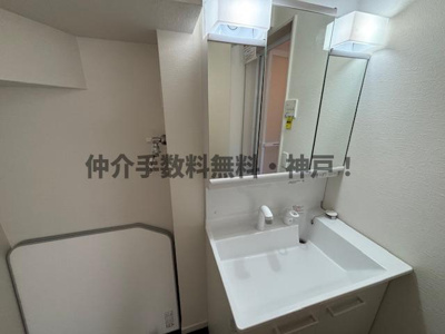 【独立洗面台】 | 神戸市垂水区舞子坂3丁目　新築戸建　仲介手数料無料！ | 独立洗面台、小物を置くことができて便利です
