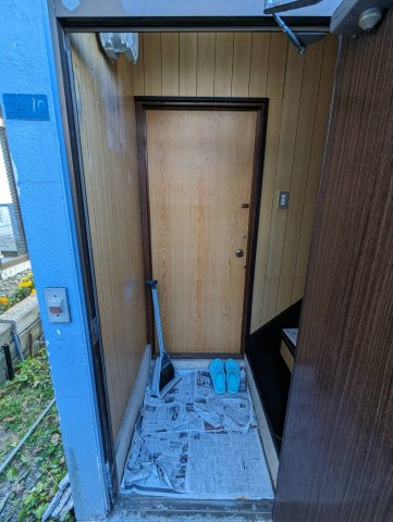 AK愛国（1階事務所・2階居室　上下セット貸し）の玄関