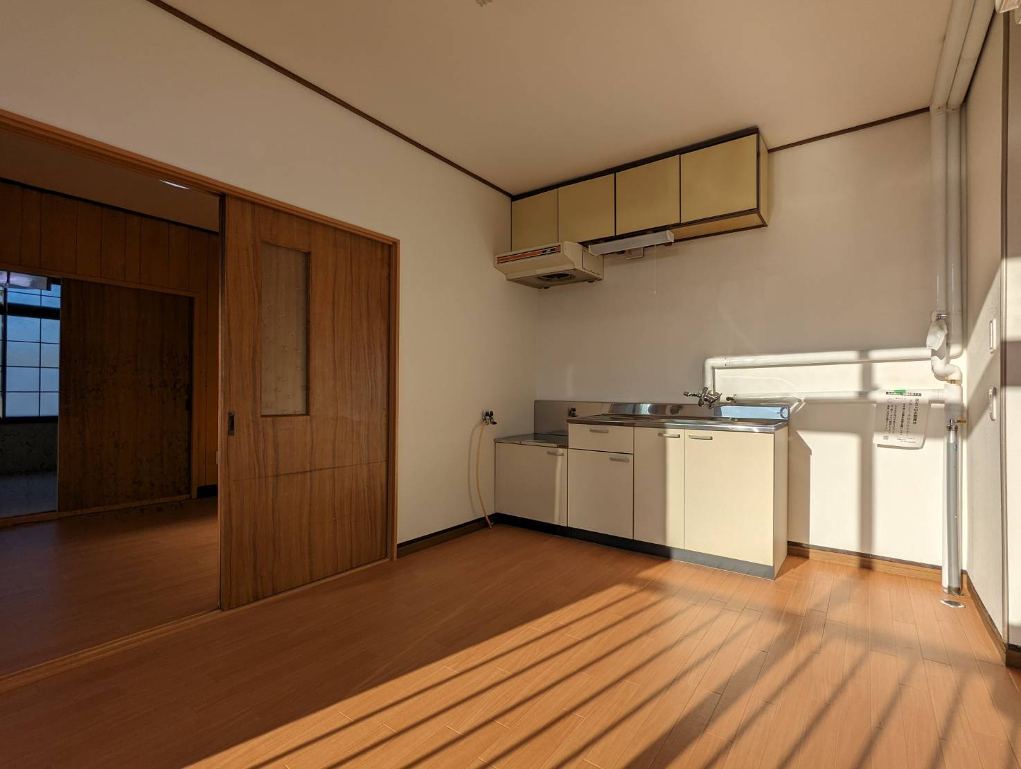 AK愛国（1階事務所・2階居室　上下セット貸し）の居間・リビング