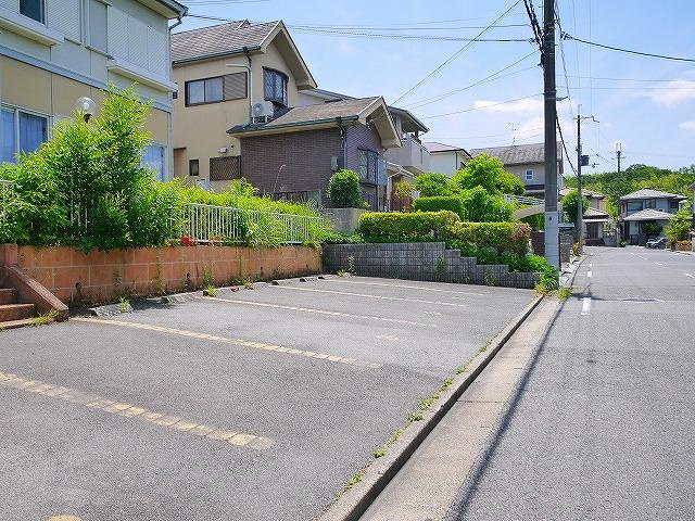 フレグランス左京Aの駐車場|駐車場があるので、車を買う予定の方も安心です