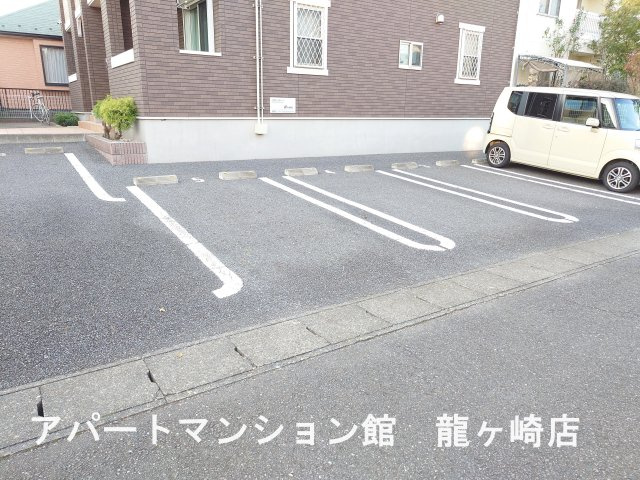 リベラル　ファミリアの駐車場