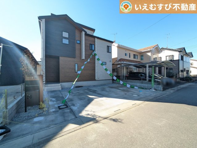 BLOOMING GARDEN　羽生市中岩瀬の駐車場|並列3台駐車可能なゆとりのカースペース
複数台車をお持ちでも、お友達が遊びに来てもゆとりの駐車スペース！