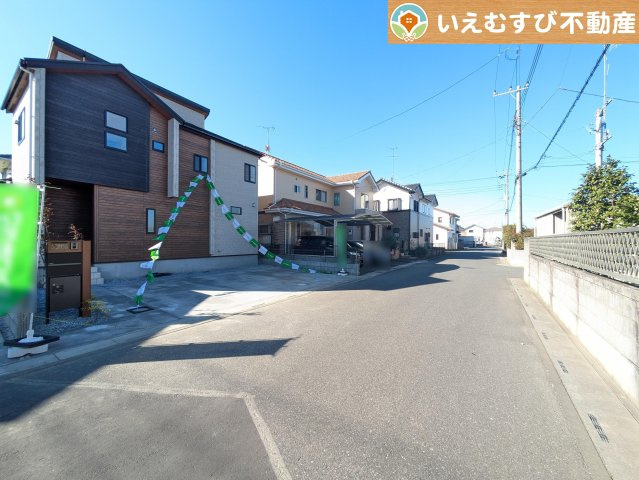 BLOOMING GARDEN　羽生市中岩瀬の前面道路含む現地写真|安心の広々6ｍ前面道路
6ｍの前面道路はお車の駐車が楽々！すれ違える広さが確保されています♪