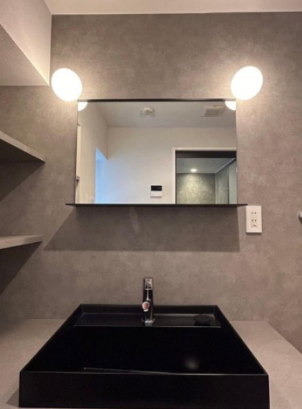 アルス四条室町D-style|クロスや洗面台にもこだわりを感じます！又、収納棚やコンセントの位置など使い勝手がよいですね♪