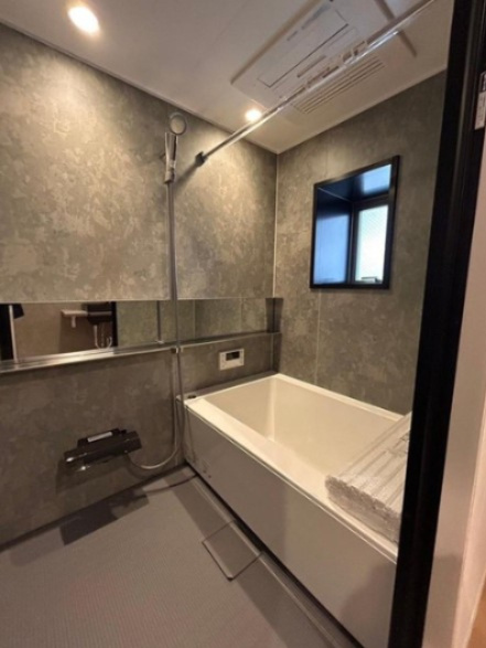 アルス四条室町D-style|高級感あるクロスが使用された浴室！窓がついているのも換気がしやすく、うれしいポイントですね！