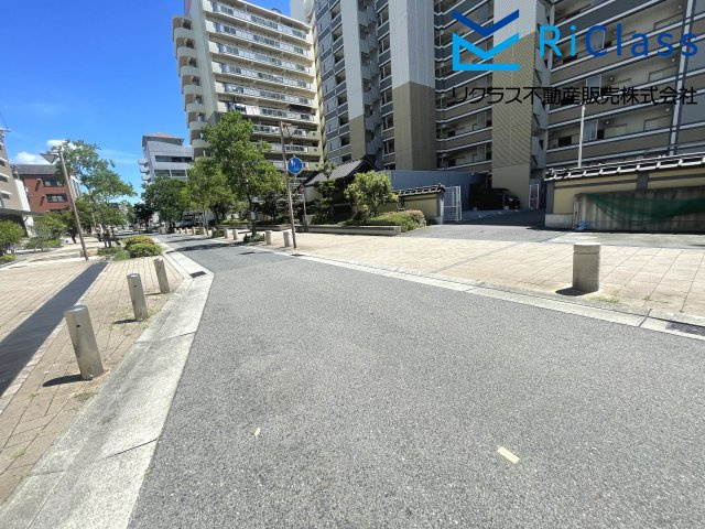 シャトランニューウエストの周辺|マンション前の道路です