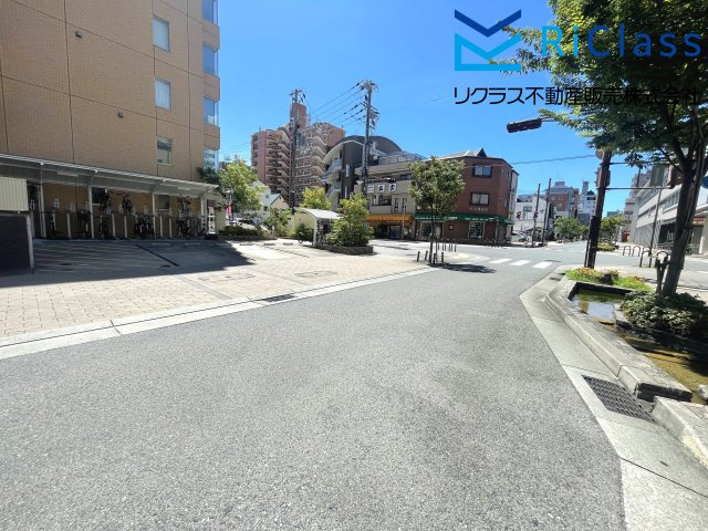 シャトランニューウエストの周辺|マンション前の道路です
