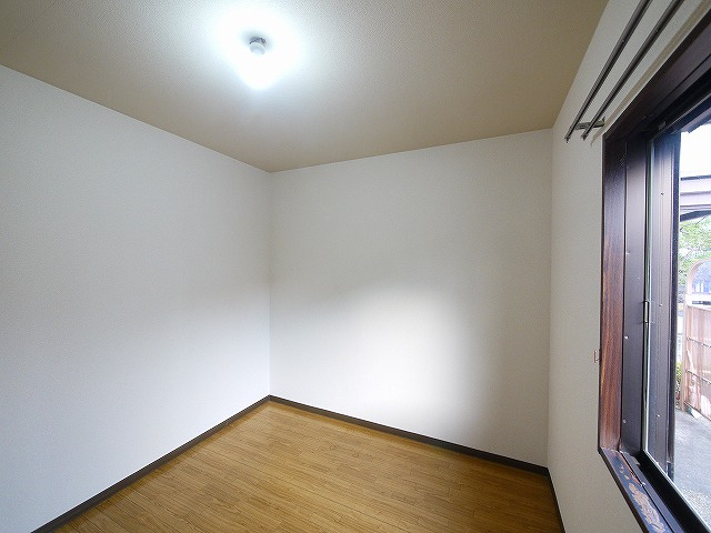 ハイツ光の洋室