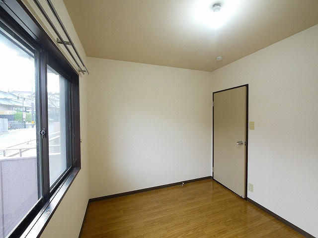 ハイツ光の洋室