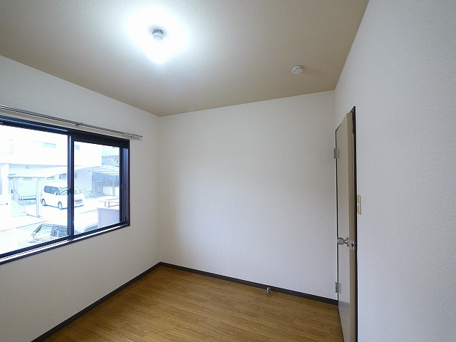 ハイツ光の洋室