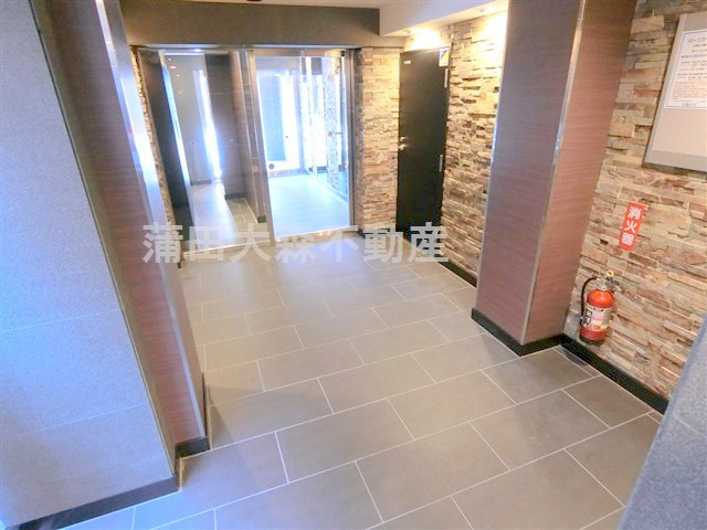 ステージファースト大森町のエントランス