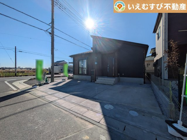 BLOOMING GARDEN　羽生市中岩瀬の駐車場|並列3台駐車可能なゆとりのカースペース
複数台車をお持ちでも、お友達が遊びに来てもゆとりの駐車スペース！