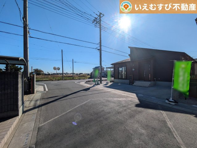 BLOOMING GARDEN　羽生市中岩瀬の前面道路含む現地写真|充分な広さの前面道路
間口が広くお車の出し入れも問題なく行えるスペースが確保されています♪