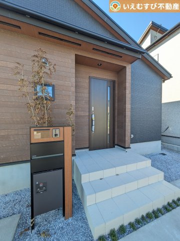 BLOOMING GARDEN　羽生市中岩瀬のエントランス|落ち着いた色づかいのエントランス
駐車場からアクセスの良いエントランス。雨の日や荷物が多くても安心の動線♪