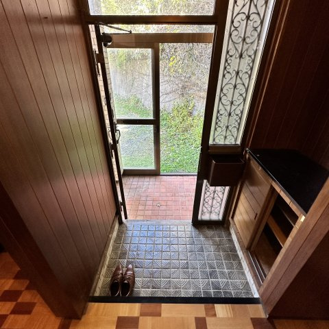 室蘭市母恋南町5丁目32-1戸建の玄関