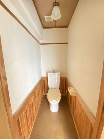 ハイツ藤江のトイレ|オーナーこだわりの木目調のデザインのトイレです。