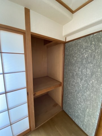 ハイツ藤江の収納|半間の収納がリビングにもあります。