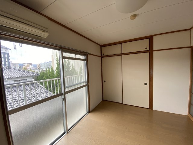 ハイツ藤江の洋室|別角度からみた洋室。窓が広くて日当たりバツグンです。