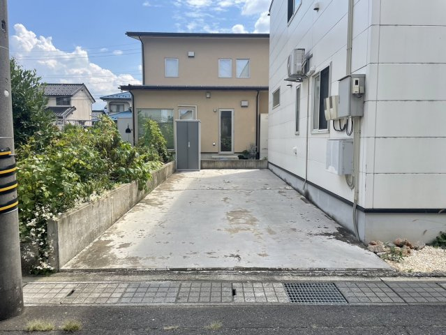 福井市下莇生田町のアパートの駐車場