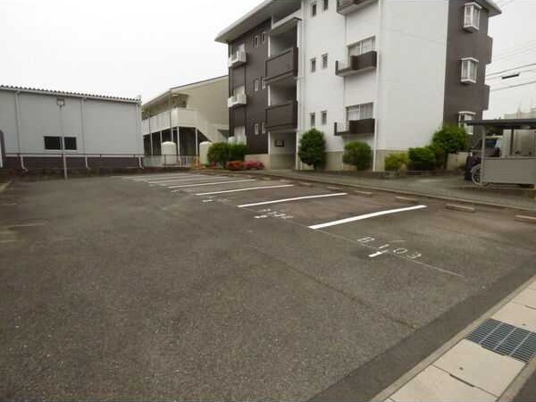 パープルシャトーB棟　　　刈谷市の賃貸ならクラスホーム刈谷店の駐車場