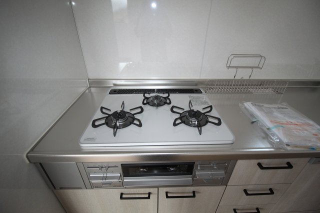 神田　中古戸建　（未入居物件）のキッチン|3口コンロ