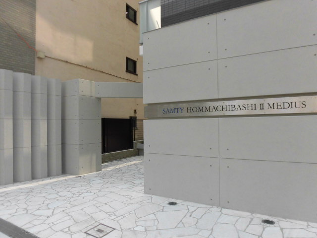 大阪市中央区本町橋の賃貸マンションのエントランス