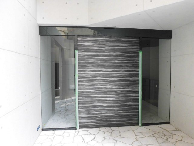 大阪市中央区本町橋の賃貸マンションのエントランス