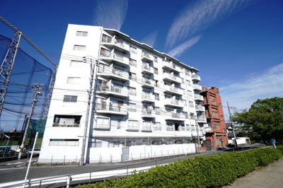 【外観】 | 【上質リノベ】ハイム永田 | 【資料には掲載していない情報】
物件の陽当りや通風・仕様設備やお部屋の大きさの比較、
近隣・周辺環境や街並みなど、資料には掲載していない情報が
現地にはたくさんあります。是非ご確認ください。