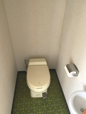 石津アパートのトイレ|コンパクトで使いやすいトイレです