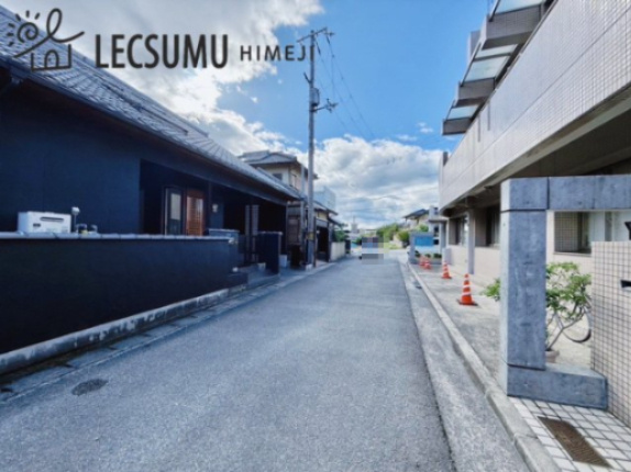 姫路市御立西2丁目/中古戸建の前面道路含む現地写真