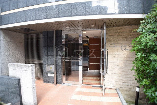 ジュネーゼグラン上本町のエントランス