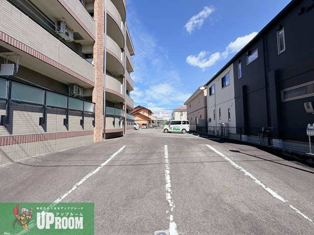 アドヴァンスの駐車場