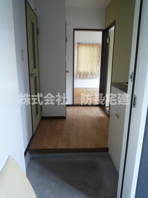 ボーンメイゾンAの玄関|収納もある玄関です