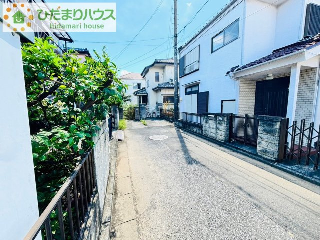 西区宝来　中古一戸建ての前面道路含む現地写真
