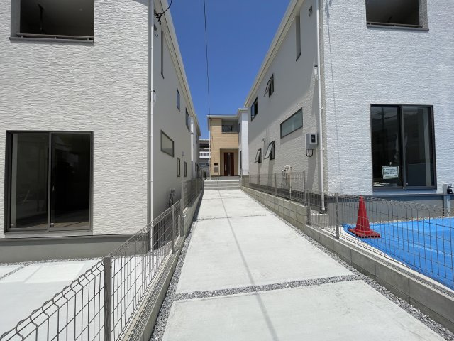 【リーブルガーデン浦添市伊祖第2】6号棟の前面道路含む現地写真