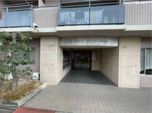 ユニロイヤル四条大宮のエントランス