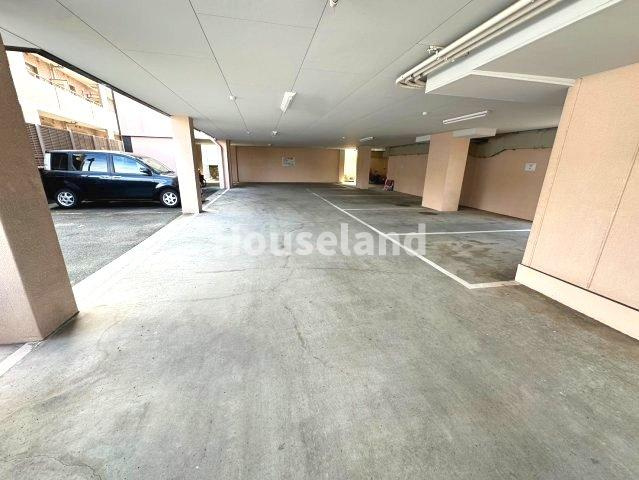 エクセルマンション湊御殿の駐車場