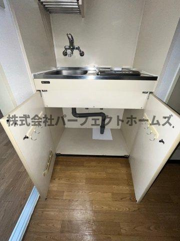 川原ビルのキッチン|コンパクトなキッチンで掃除もラクラク