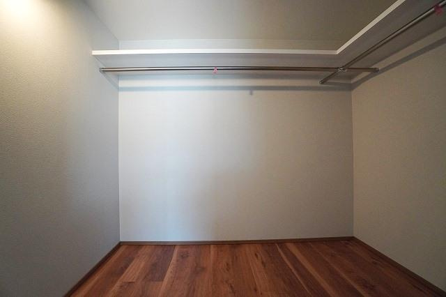 アルティザ春日原駅前マークスの収納|アルティザ春日原駅前マークス（1LDK）　広いウォークインクローゼット！