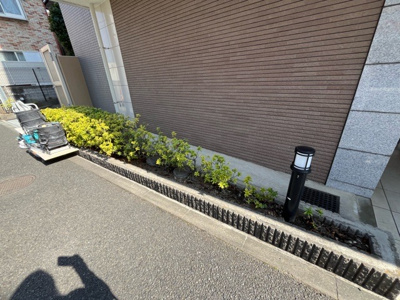 【庭】 | センチュリー古淵 | 物件によっては、入居者が個人的に使用できる専用庭がついているものもあります。また、住宅の中にある土間の部分を庭と呼ぶこともあります。庭の用途は住む人によって変わり、それによってデザインもさまざまです。