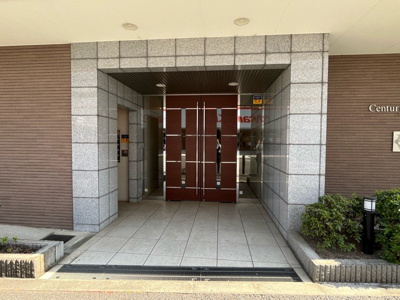 【エントランス】 | センチュリー古淵 | マンションのエントランスには、もともと風よけや防犯の役割がありますが、マンションによって宅配ボックスなどの設備が備わっている所もあります。日々の生活をイメージしながら生活しやすさをチェックしましょう。