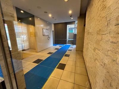 【ロビー】 | センチュリー古淵 | ラウンジは、マンションの共用スペースに椅子やテーブルなどを配置した利用者が寛げる空間です。屋内型ラウンジと屋外型ラウンジがあります。共用部分の管理状況と合わせて、詳細については現地でご確認ください。
