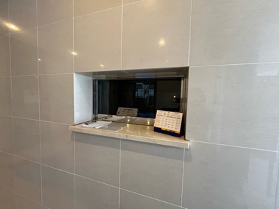 【受付】 | センチュリー古淵 | 受付はマンションコンシェルジュがいる場合もあれば、管理人が滞在する小部屋を総称して呼ぶことがあります。主にエントランスに設置されていることから、防犯面でも期待ができます。防犯設備がない場合はより安心！