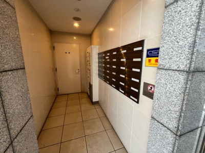 【設備】 | センチュリー古淵 | エントランス付近に設置されている集合ポストは、住んでいる部屋と離れているため、ポストをあさるなど誰かに何かされていても被害に気づきにくいです。入居する時には他人に特定されにくい番号で鍵をかけましょう！